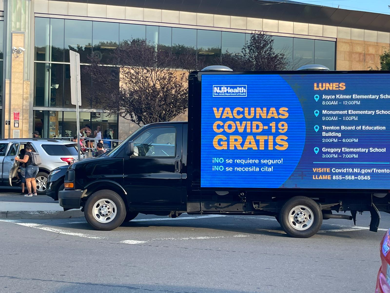 Spanish Covid-19 vaccine ad on a LED Digital mobile billboard truck
