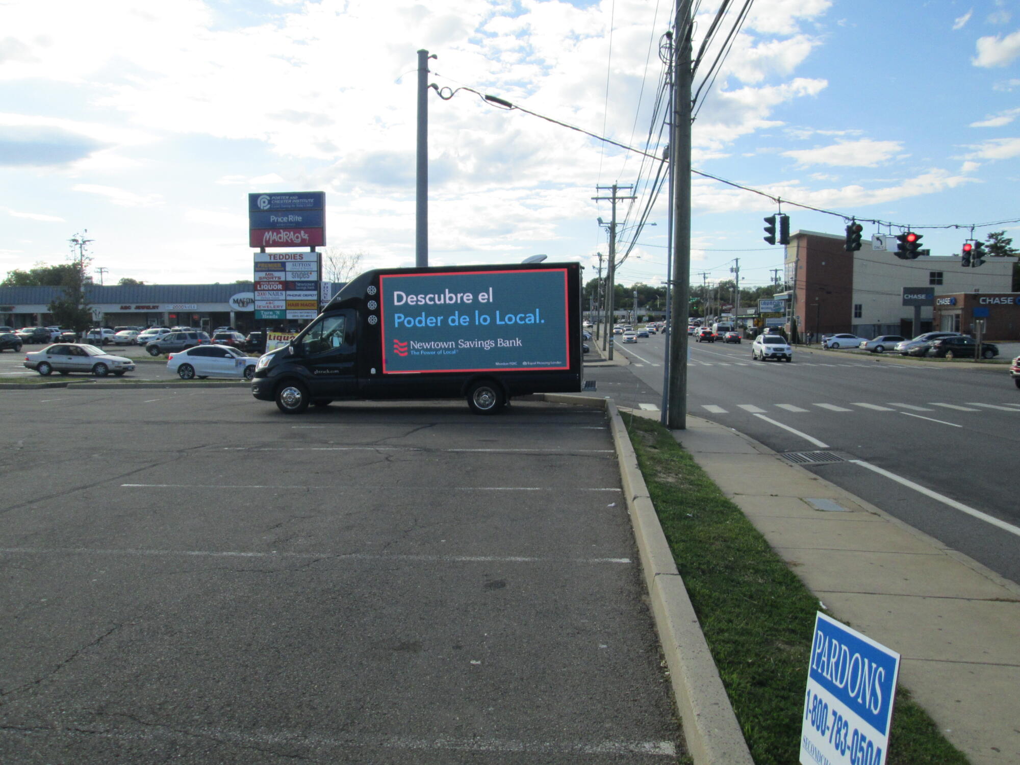 Bridgeport CT mobile digital billboard message in Spanish, Descubre el Poder de lo Local.